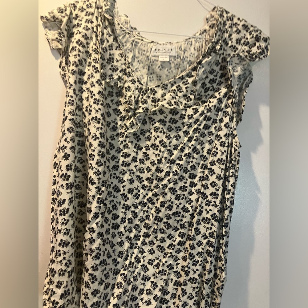 Velvet by Graham & Spencer Size L Black and White Floral Women's Top